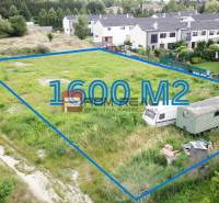 Lakóövezeti telkek Mariankán, a Na Ovsisku utcában, terület 1600 m², közel a házakhoz.