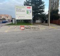 Parkolóhely irodák bérlésére vonatkozó hirdetéssel a Pozsonyi III. kerületben, a Púchovská utcában.