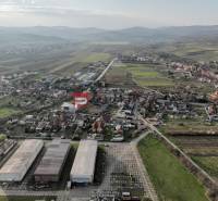 Kilátás a Pezinska utcai Vinosady gyártóhelyiségeire, amelyeket szőlőültetvények vesznek körül.