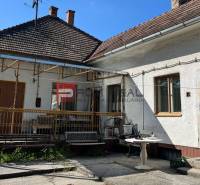 Családi ház terasszal az utcán, a központban, paddal és asztallal.
