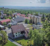 Légi felvétel a Magas-Tátrában található üdülőapartmanokról, amelyeket természet és zöldövezet vesz körül.