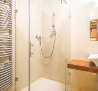 Zuhanykabin és mosdó a nyaraló apartman fürdőszobájában.