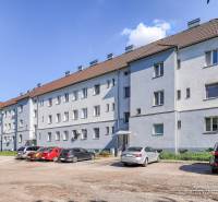 A Staničná utcai lakóház Trnavában parkolási lehetőséget kínál egy 2 szobás lakáshoz.
