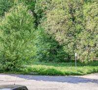 Zöldterület és parkoló a Trnava-i Staničná utcában, kilátás egy 2 szobás lakásból.