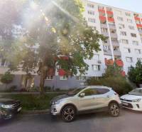 Wolkrova utca lakóháza, Pozsony - Petržalka, előtte parkoló autókkal.