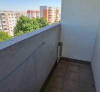 Erkély kilátással a Petzwal utcai panelházakra Nyitrán, egy 2 szobás lakásnál.