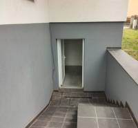 A Sabinovban, a Nezabudova utcában található családi ház alagsorának bejárata.