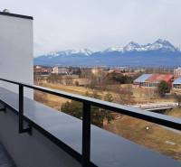Kilátás az erkélyről a Tátrák panorámájára Svit városában, a Jilemnického utcában.
