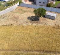 Nyugodt lakótelek Dunajská Lužná-ban, fedett parkolóval és fával.