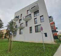 Lakóház a Jilemnického utcában, Svite-ben, zölddel és járdával körülvéve.