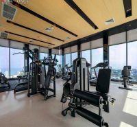 Fitneszközpont a Pattaya-ra néző lakások építésében.