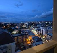 Esti kilátás a kivilágított Pattaya panorámájára egy egyszobás lakásból.