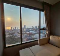 Kilátás egy háromszobás lakásból a naplementére és Pattaya város panorámájára.