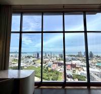 Kilátás egy 4 szobás lakásból Pattaya város panorámájára és a tengerpartra.