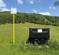Réten az Újbesztercénél egy bányászkocsival és egy útjelzővel a ház mellett.