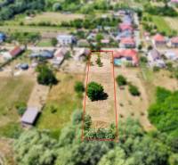 Telkek - lakóövezet a Mlynská utcában, Bielben, füves és erdős területekkel.