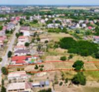 Légi felvétel a telkekről - lakóövezet Bielben, a Mlynska utcában, környező zöldterülettel.