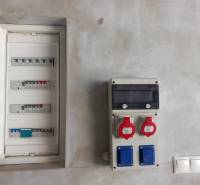 Elektromos elosztószekrény és aljzatok a családi házban.
