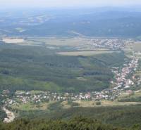 Légi felvétel a Zempléni Hámorok környéki mezőgazdasági és erdőterületekről, erdőkről és falvakról.