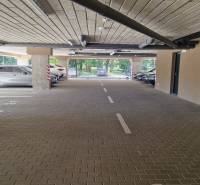 Földalatti parkolóhelyek autókkal a Sadová utcában lévő 2 szobás lakás közelében, Szenicén.