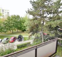 Kilátás egy kétszobás lakásból a pozsonyi Ružinovban, a Smolnícka utcában. Parkolás és zöldterület.