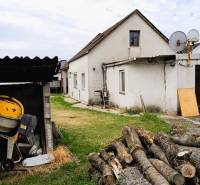 Családi ház 2473 Potzneusiedl-ben, udvarán fával és betonkeverővel.