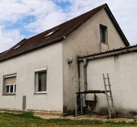 Családi ház Potzneusiedl városában, egyszerű homlokzattal és nyeregtetővel.