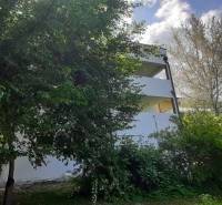 Villa Hainburg an der Donau zölddel körülvéve, részben feltárt emeletekkel.