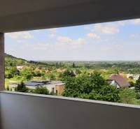 Kilátás a villából a zöldre és a távolban lévő Hainburg an der Donau városára.