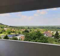 Kilátás a Hainburg an der Donau-i villából, amelyet természet és háztetők vesznek körül.