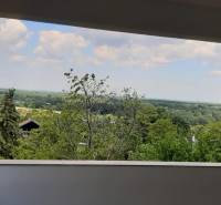 Kilátás a villából a zöldre és az égre Hainburg an der Donau-ban.