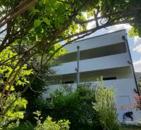 Egy villa Hainburg an der Donau-ban, zölddel és fákkal körülvéve.