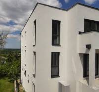Fehér homlokzatú villa Hainburg an der Donau-ban, modern fekete ablakokkal.