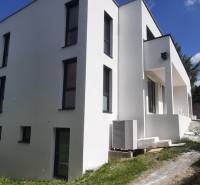 Villa Hainburg an der Donau-ban fehér homlokzattal és minimalista dizájnnal.