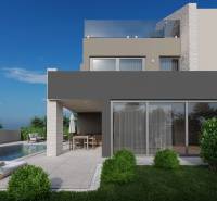 Villa Porečben kerttel, medencével és terasszal a kék ég alatt.