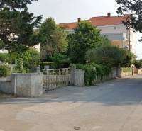 Családi ház Vrsi községben, zöldövezettel és kilátással a tengerre.