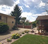 Családi ház a Brodsko-i Športová utcában, kert pavilonnal és rendezett gyep.