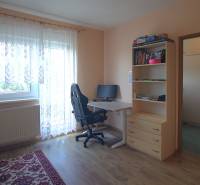 Dolgozósarok egy családi házban íróasztallal, székkel és polccal.