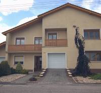 Családi ház garázzsal és kerttel a Brodszkó-i Sport utcában.