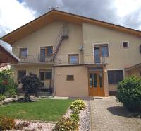 Családi ház a Brodszkó-i Sport utcában, gyepes és virágos kerttel.