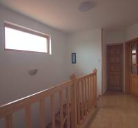 Fa lépcső ablakokkal és ajtókkal egy családi házban, belső tér.