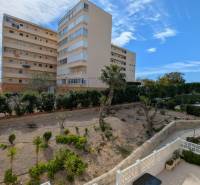 Lakóépület lakásokkal, medencével és zöldterülettel Torreviejában, az Aquiles utcában.
