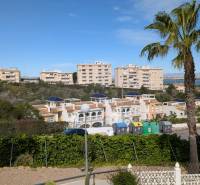 Kilátás lakóházakra, fákra és konténerekre a cl. Aquiles utcában, Torreviejában.