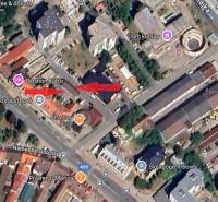 Légi felvétel az üzleti területekről a Vrbové-i Szlovák Nemzeti Felkelés utcában.