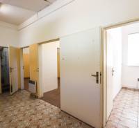 Üzlethelyiségek több szobával, csempével és fehér ajtókkal.