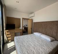 Hálószoba a nyaraló apartmanban franciaággyal, beépített szekrénnyel és légkondicionálóval.