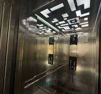 A modern világítással és tükrökkel ellátott lift belseje a Rekreációs apartmanban.