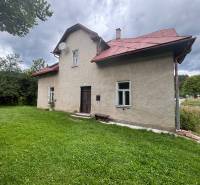 Családi ház Makovban, a Centrum utcában, kerttel és fákkal a háttérben.