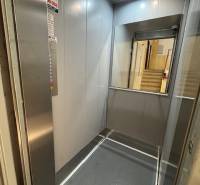 Lift a háromszobás lakás előcsarnokában, az ingatlanügynökség hitelesített tagja által megjelölve.