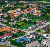 Családi házak légi felvétele a Majerská utcában, Nová Dedinka, Telkek - lakóövezet.